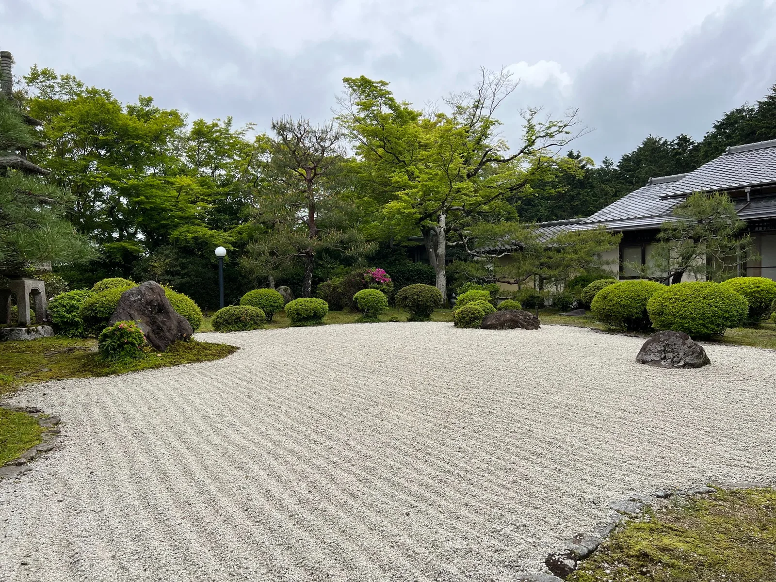 緑に囲まれた日本庭園と滞在環境のイメージ