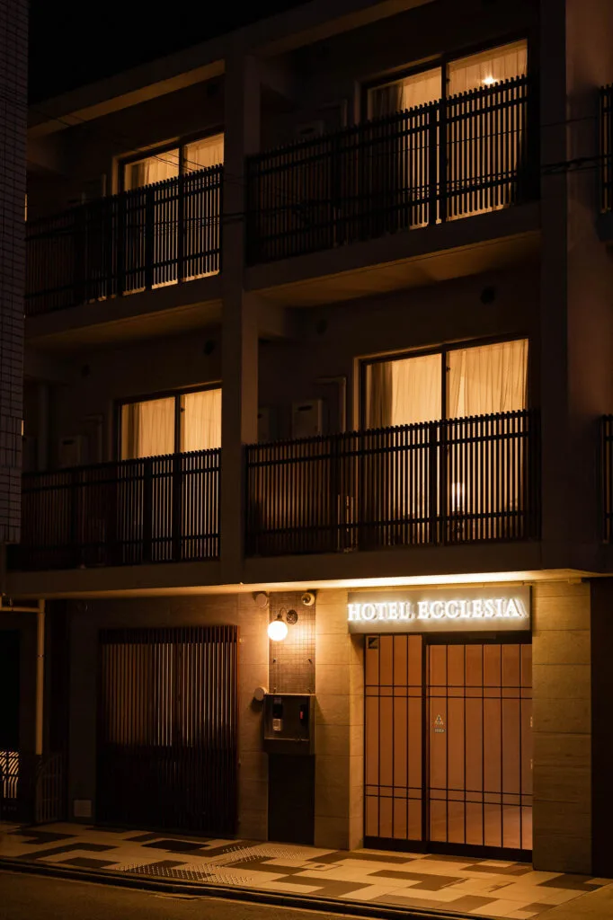 夜のHOTEL ECCLESIA外観